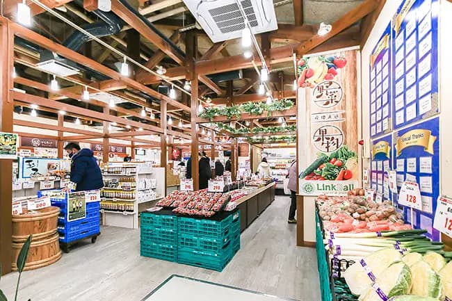 青空と大地 食の市店内