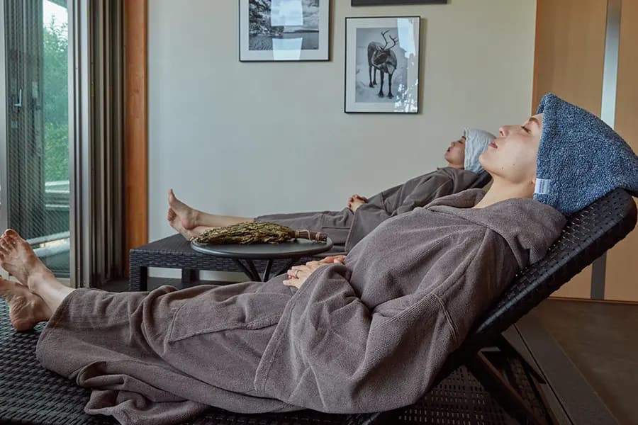 サウナの熱を肌で感じて発汗～水風呂。風を感じ、景色を眺めながら外気浴。