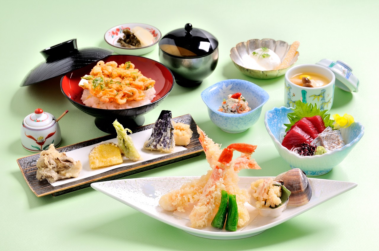 【夏休みに3つの無料特典|個室・ドリンク・お子様うどんが無料】夏の満腹プラン|季節のおすすめ|ランチ|レンブラントホテル海老名【公式】レンブラントグループホテル
