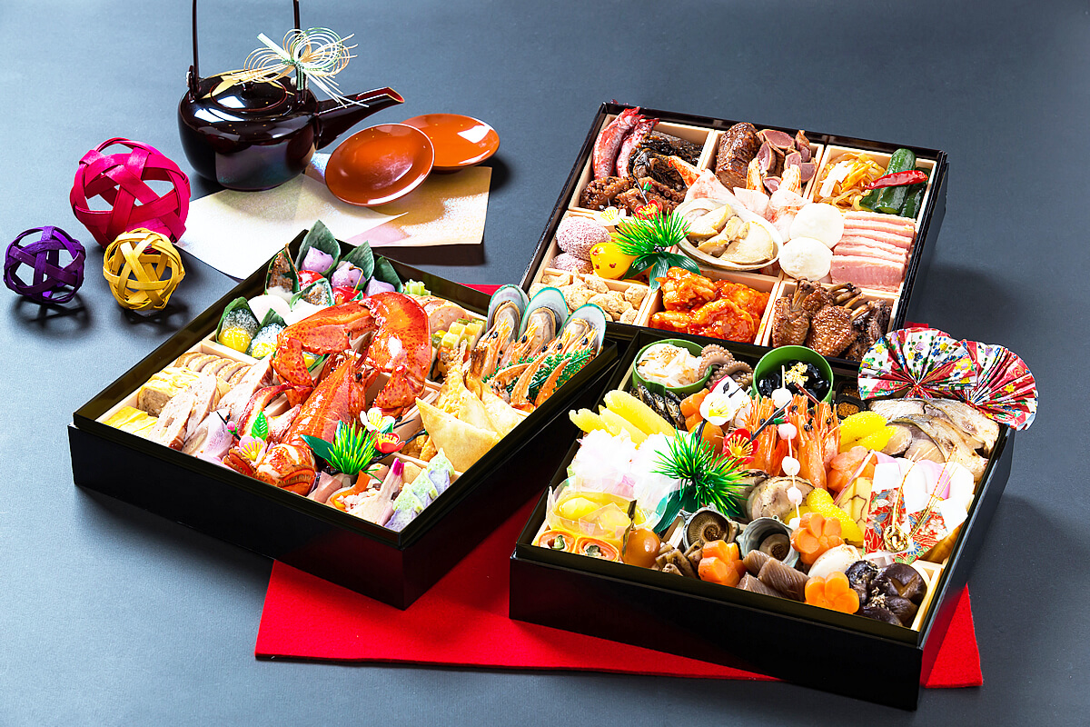 【絢爛豪華な三段重】和洋中折衷三段おせち|おせち料理|レンブラントホテル大分【公式】レンブラントグループホテル